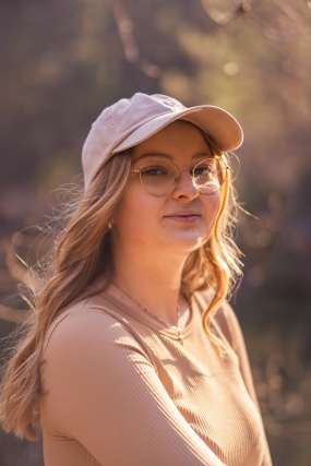 戴鸭舌帽的欧美美女图片